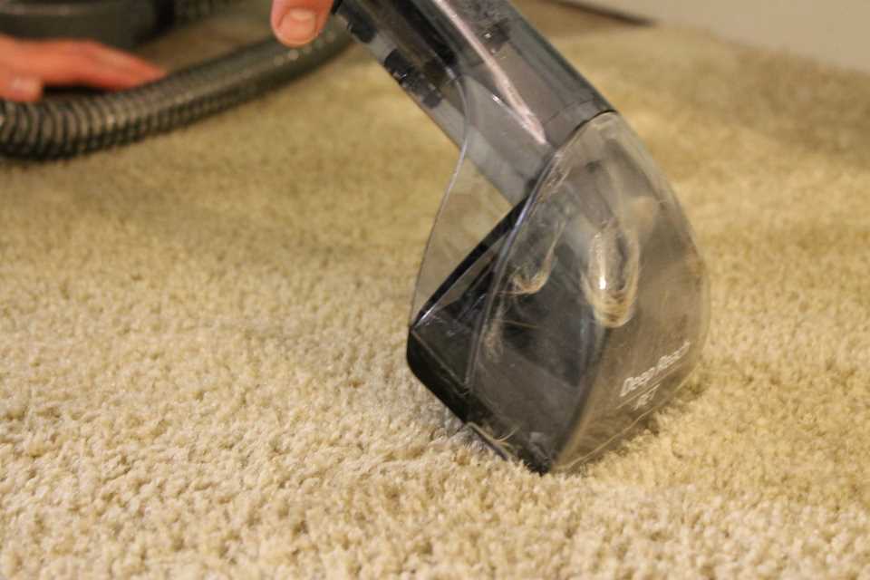 usando aspiradora limpiar vomito alfombra